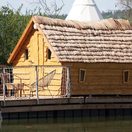 Les Cabanes Flottantes Givrauval Экстерьер фото